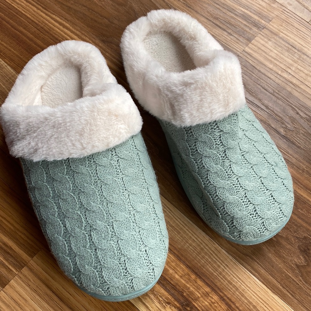 NWOT WateLves Memory Foam Cable Knit Slippers